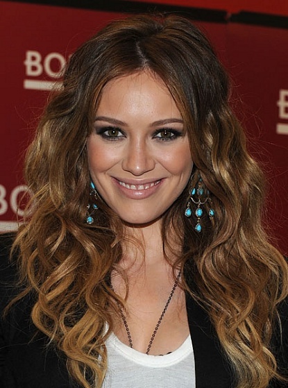 Hillary Duff balances her stunning oval shaped face with plenty of movement with free flowing earrings! 